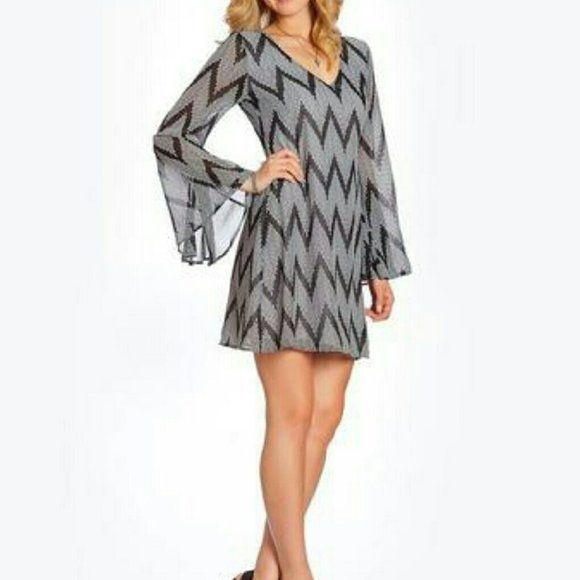 2 tee Couture Black& White Bell Sleeve Chevron Print Mini Dress Size Large - Picture 1 of 6
